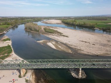 Avrupa, İtalya, Pavia Kuraklık, ve kuraklık nehri - Po ve Ticino, kuru kumsal ve su kıtlığı, Lombardy 'de su sıkıntısı - Ponte della Becca' da insansız hava aracı manzarası - Küresel ısınma değişimi