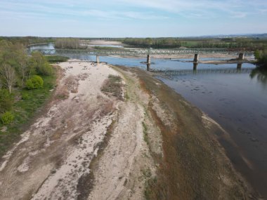 Avrupa, İtalya, Pavia Kuraklık, ve kuraklık nehri - Po ve Ticino, kuru kumsal ve su kıtlığı, Lombardy 'de su sıkıntısı - Ponte della Becca' da insansız hava aracı manzarası - Küresel ısınma değişimi