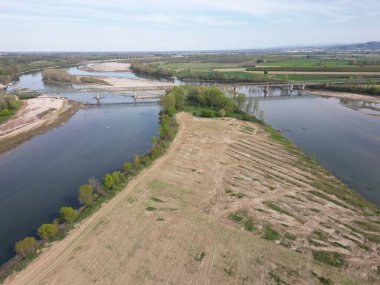 Avrupa, İtalya, Pavia Kuraklık, ve kuraklık nehri - Po ve Ticino, kuru kumsal ve su kıtlığı, Lombardy 'de su sıkıntısı - Ponte della Becca' da insansız hava aracı manzarası - Küresel ısınma değişimi