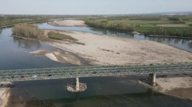 Avrupa, İtalya, Pavia Kuraklığı ve Kuraklık Nehri - Po ve Ticino, kum ve su kıtlığı plajı, Lombardiya 'da acil durum - Ponte della Becca' da insansız hava aracı görüntüsü - Küresel ısınma değişimi