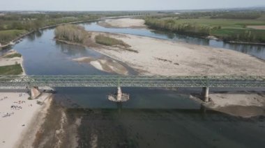 Avrupa, İtalya, Pavia Kuraklığı ve Kuraklık Nehri - Po ve Ticino, kum ve su kıtlığı plajı, Lombardiya 'da acil durum - Ponte della Becca' da insansız hava aracı görüntüsü - Küresel ısınma değişimi