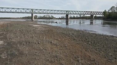 Avrupa, İtalya, Pavia Kuraklığı ve Kuraklık Nehri - Po ve Ticino, kum ve su kıtlığı plajı, Lombardiya 'da acil durum - Ponte della Becca' da insansız hava aracı görüntüsü - Küresel ısınma değişimi