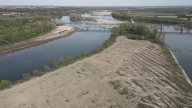 Avrupa, İtalya, Pavia Kuraklığı ve Kuraklık Nehri - Po ve Ticino, kum ve su kıtlığı plajı, Lombardiya 'da acil durum - Ponte della Becca' da insansız hava aracı görüntüsü - Küresel ısınma değişimi