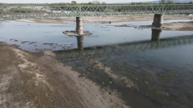 Avrupa, İtalya, Pavia Kuraklığı ve Kuraklık Nehri - Po ve Ticino, kum ve su kıtlığı plajı, Lombardiya 'da acil durum - Ponte della Becca' da insansız hava aracı görüntüsü - Küresel ısınma değişimi