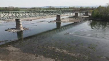 Avrupa, İtalya, Pavia Kuraklığı ve Kuraklık Nehri - Po ve Ticino, kum ve su kıtlığı plajı, Lombardiya 'da acil durum - Ponte della Becca' da insansız hava aracı görüntüsü - Küresel ısınma değişimi