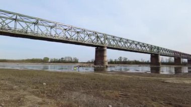 Avrupa, İtalya, Pavia Kuraklığı ve Kuraklık Nehri - Po ve Ticino, kum ve su kıtlığı plajı, Lombardiya 'da acil durum - Ponte della Becca' da insansız hava aracı görüntüsü - Küresel ısınma değişimi