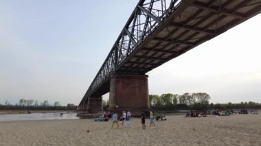 Avrupa, İtalya, Pavia Kuraklığı ve Kuraklık Nehri - Po ve Ticino, kum ve su kıtlığı plajı, Lombardiya 'da acil durum - Ponte della Becca' da insansız hava aracı görüntüsü - Küresel ısınma değişimi