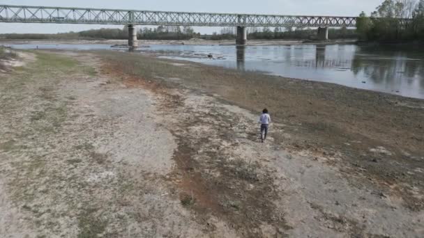 Evropa Itálie Pavia Sucho Vyprahlá Řeka Člověk Kráčí Suchém Korytě — Stock video