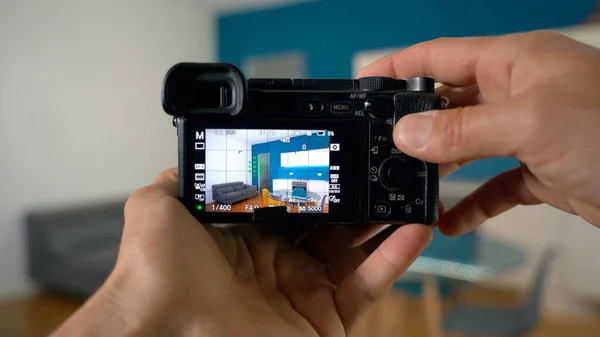 ミラノの男のプロの写真家の不動産販売のための家の携帯電話でビデオや写真を撮る キッチンブルーの壁のリビングルームのホームステージング 写真撮影の家 — ストック写真