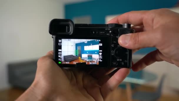 米兰男子专业摄影师 房地产摄影师 拍摄房屋内部的录像和照片 供销售 在厨房蓝色墙壁客厅的居家布置 在家里的室内摄影 — 图库视频影像