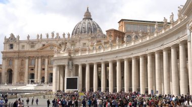 Avrupa, İtalya, Roma 2023 - turistler ve Katolik Hıristiyan inananlar St. Peter Meydanı 'nı, Vatikan' ın merkezini ve Papa Francis 'in evini ziyaret ettiler - turistik eğlence ve geziler