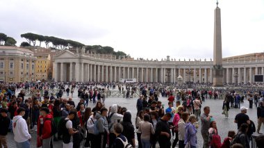 Avrupa, İtalya, Roma 2023 - turistler ve Katolik Hıristiyan inananlar St. Peter Meydanı 'nı, Vatikan' ın merkezini ve Papa Francis 'in evini ziyaret ettiler - turistik eğlence ve geziler