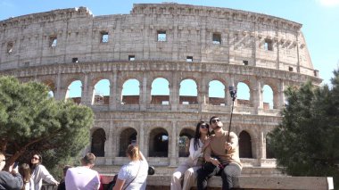 Avrupa, İtalya, Roma 2023, Kolezyum dünyanın yedi harikasından biri Unesco Heritage - turistlerin turistik yerleri gezdiği Roma anıtı manzarası