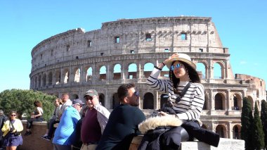 Avrupa, İtalya, Roma 2023, Kolezyum dünyanın yedi harikasından biri Unesco Heritage - turistlerin turistik yerleri gezdiği Roma anıtı manzarası