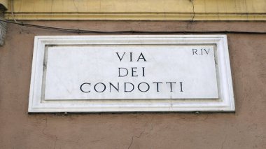 Avrupa, İtalya, Roma 2023 - Via Condotti ve Piazza di Spagna, başkent merkezindeki ünlü bir turistik merkezdir.