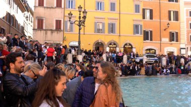 Avrupa, İtalya, Roma, 2023 turist başkentin turistik merkezlerinden biri olan Trevi çeşmesine akın ediyor - Nicola Salvi mermer travertin heykel ve turistik geziler