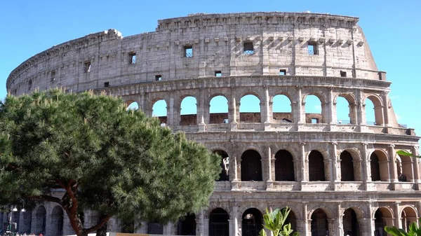 意大利 罗马2023年 罗马斗兽场是世界七大奇观之一 观光客游览罗马名胜古迹 — 图库照片