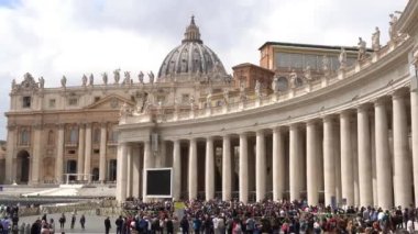 Avrupa, İtalya, Roma 2023 - turistler ve Katolik Hıristiyan inananlar St. Peter Meydanı 'nı, Vatikan' ın merkezini ve Papa Francis 'in evini ziyaret ettiler - turistik eğlence ve geziler