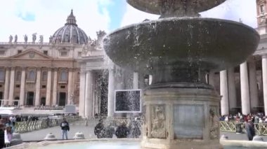 Avrupa, İtalya, Roma 2023 - turistler ve Katolik Hıristiyan inananlar St. Peter Meydanı 'nı, Vatikan' ın merkezini ve Papa Francis 'in evini ziyaret ettiler - turistik eğlence ve geziler