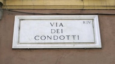 Avrupa, İtalya, Roma 2023 - Via Condotti ve Piazza di Spagna, başkent merkezindeki ünlü bir turistik merkezdir.