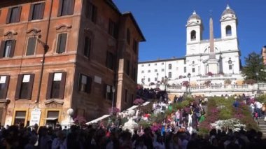 Avrupa, İtalya, Roma 2023 - Via Condotti ve Piazza di Spagna, başkent merkezindeki ünlü bir turistik merkezdir.