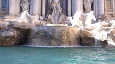 Avrupa, İtalya, Roma, 2023 turist başkentin turistik merkezlerinden biri olan Trevi çeşmesine akın ediyor - Nicola Salvi mermer travertin heykel ve turistik geziler