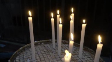 Kilisede dua ve inanç işareti olarak inananlar tarafından yakılan mumlar - kilisede mum yakarak kiliseye bağışta bulunurlar.