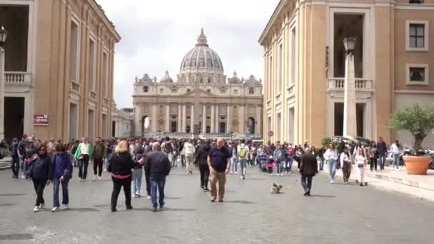 ヨーロッパ イタリア ローマ2023 観光客やカトリック信者の忠実な訪問聖ペテロ広場 バチカンの席と教皇フランシスの住居 韓国旅行 観光情報 — ストック動画
