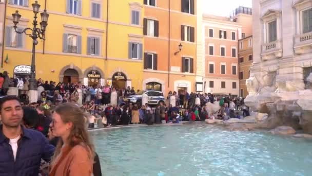 2023年 意大利 罗马的游客成群结队涌向意大利的喷泉 这是首都的旅游胜地之一 尼古拉 萨尔瓦大理石人形雕塑和观光景观 — 图库视频影像