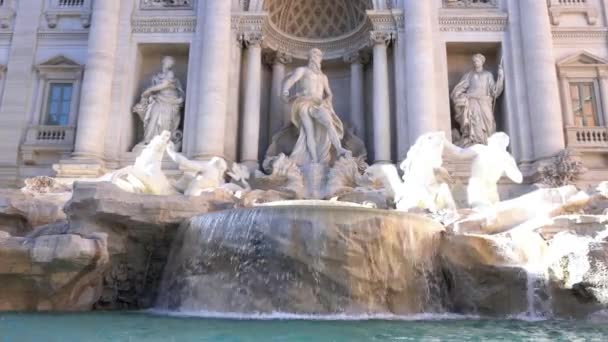 ヨーロッパ イタリア ローマ 2023観光客がトレビの泉 首都の観光名所の一つに群がる ニコラ サルヴィ大理石のトラバーチン彫刻と観光 — ストック動画