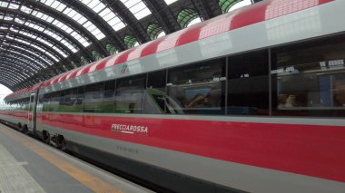 Avrupa, İtalya, Milan 2023 Frecciarossa yüksek hızlı treni 300 km turist ve şehir merkezindeki turistik yerleri ziyaret eden insanlarla Milano merkez istasyonundan trenle geliyor.