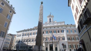 Avrupa, İtalya, Roma 2023 - Montecitorio parlamento sarayı ve Covid-19 Coronavirus salgını nedeniyle şehir merkezindeki tecrit sonrasında siyaset - turistik turizm merkezi