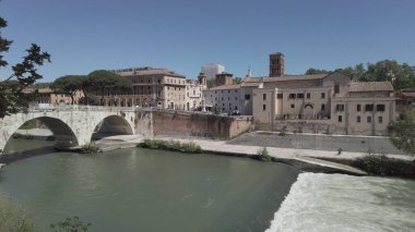 İtalya, Roma 2023 - Şehrin merkezindeki Tevere nehrindeki Isola Tiberina (Tiber Adası) - başkentte turistik gezi