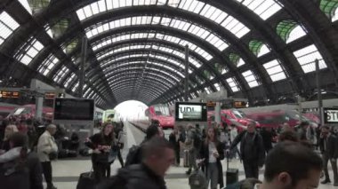 Avrupa, İtalya, Milano 2023 Frecciarossa savaş treni 300 km hız treniyle Milano merkez istasyonundan trenle seyahat ediyor ve insanlar şehir merkezindeki turistik yerleri ziyaret ediyorlar.