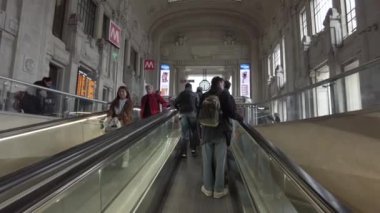 Avrupa, İtalya, Milano 2023 Milano merkez istasyonu, turistler ve metroyla şehir merkezindeki turistik yerleri ziyaret eden insanlar trenle seyahat ediyor.