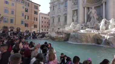 İtalya 2023 - Roma şehir merkezindeki Trevi Çeşmesi - Roma 'nın en büyük barok çeşmesidir ve dünyanın en ünlü çeşmelerinden biridir - turistik eğlence ve manzara 