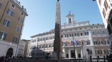 Avrupa, İtalya, Roma 2023 - Montecitorio Parlamento Sarayı ve Covid-19 Coronavirus salgınının sona ermesinin ardından şehir merkezinde siyaset - turistik turizm merkezi