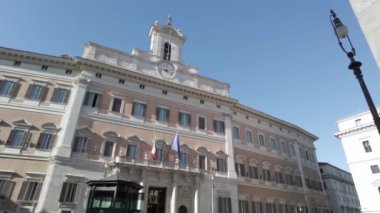 Avrupa, İtalya, Roma 2023 - Montecitorio Parlamento Sarayı ve Covid-19 Coronavirus salgınının sona ermesinin ardından şehir merkezinde siyaset - turistik turizm merkezi