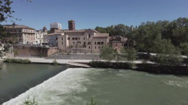 İtalya, Roma 2023 - Şehrin merkezindeki Tevere nehrindeki Isola Tiberina (Tiber Adası) - başkentte turistik gezi