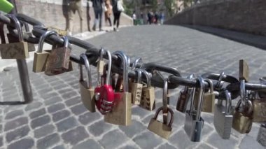 Roma İtalya, 2023 Aşk köprüdeki asma kilitli dolap. Şehrin merkezindeki Tevere nehrindeki Isola Tiberina (Tiber Adası).