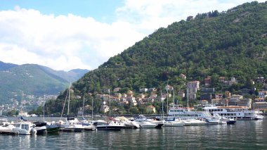 Avrupa, İtalya, Como 2023 - yenileme çalışmalarından sonra göl yolu yeniden açıldı - Como Gölü dünyanın dört bir yanından turistler tarafından işgal edildi - Lombardy 'nin doğal ve sanatsal güzelliği