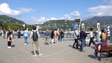 Avrupa, İtalya, Como 2023 - yenileme çalışmalarından sonra göl yolu yeniden açıldı - Como Gölü dünyanın dört bir yanından turistler tarafından işgal edildi - Lombardy 'nin doğal ve sanatsal güzelliği