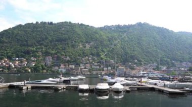 Avrupa, İtalya, Como 2023 - yenileme çalışmalarından sonra göl yolu yeniden açıldı - Como Gölü dünyanın dört bir yanından turistler tarafından işgal edildi - Lombardy 'nin doğal ve sanatsal güzelliği