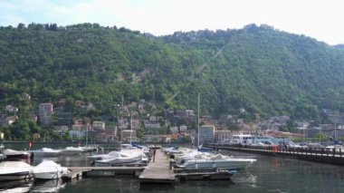 Avrupa, İtalya, Como 2023 - yenileme çalışmalarından sonra göl yolu yeniden açıldı - Como Gölü dünyanın dört bir yanından turistler tarafından işgal edildi - Lombardy 'nin doğal ve sanatsal güzelliği