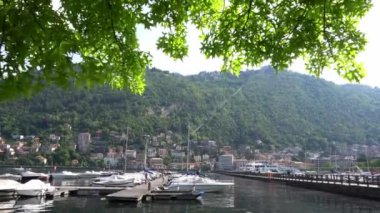 Avrupa, İtalya, Como 2023 - yenileme çalışmalarından sonra göl yolu yeniden açıldı - Como Gölü dünyanın dört bir yanından turistler tarafından işgal edildi - Lombardy 'nin doğal ve sanatsal güzelliği