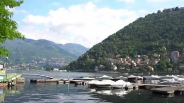 Avrupa, İtalya, Como 2023 - yenileme çalışmalarından sonra göl yolu yeniden açıldı - Como Gölü dünyanın dört bir yanından turistler tarafından işgal edildi - Lombardy 'nin doğal ve sanatsal güzelliği