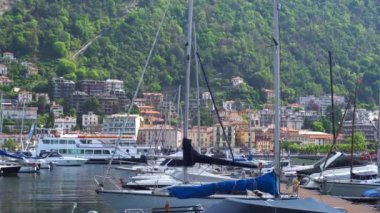 Avrupa, İtalya, Como 2023 - yenileme çalışmalarından sonra göl yolu yeniden açıldı - Como Gölü dünyanın dört bir yanından turistler tarafından işgal edildi - Lombardy 'nin doğal ve sanatsal güzelliği
