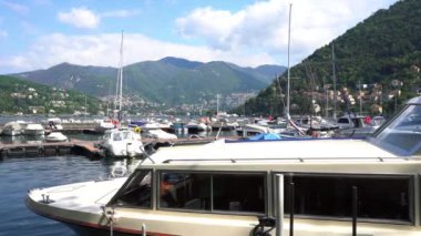 Avrupa, İtalya, Como 2023 - yenileme çalışmalarından sonra göl yolu yeniden açıldı - Como Gölü dünyanın dört bir yanından turistler tarafından işgal edildi - Lombardy 'nin doğal ve sanatsal güzelliği