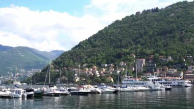 Avrupa, İtalya, Como 2023 - yenileme çalışmalarından sonra göl yolu yeniden açıldı - Como Gölü dünyanın dört bir yanından turistler tarafından işgal edildi - Lombardy 'nin doğal ve sanatsal güzelliği
