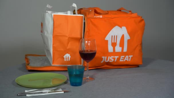 Avrupa Talya Milano 2023 Sadece Yemek Dağıtımı Adamın Akşam Yemeği — Stok video